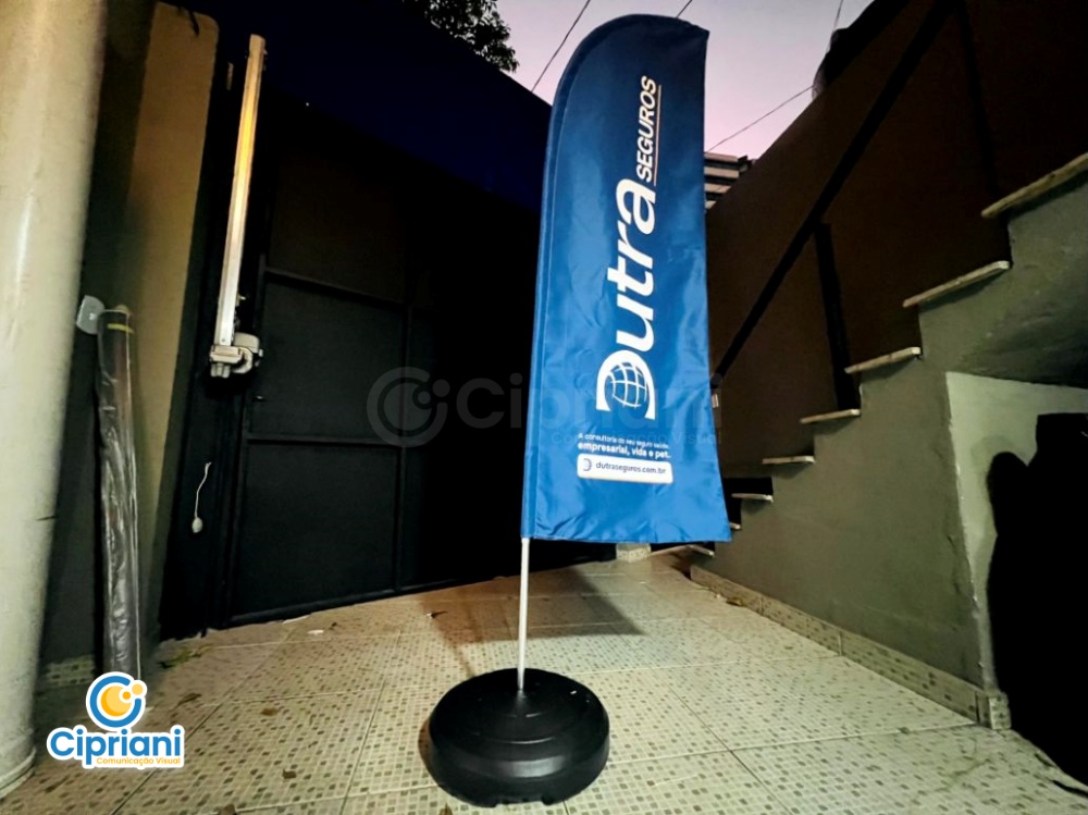 Wind Banner Grande em Azul e Branco Tipo Faca | Projetos Cipriani Comunicação Visual